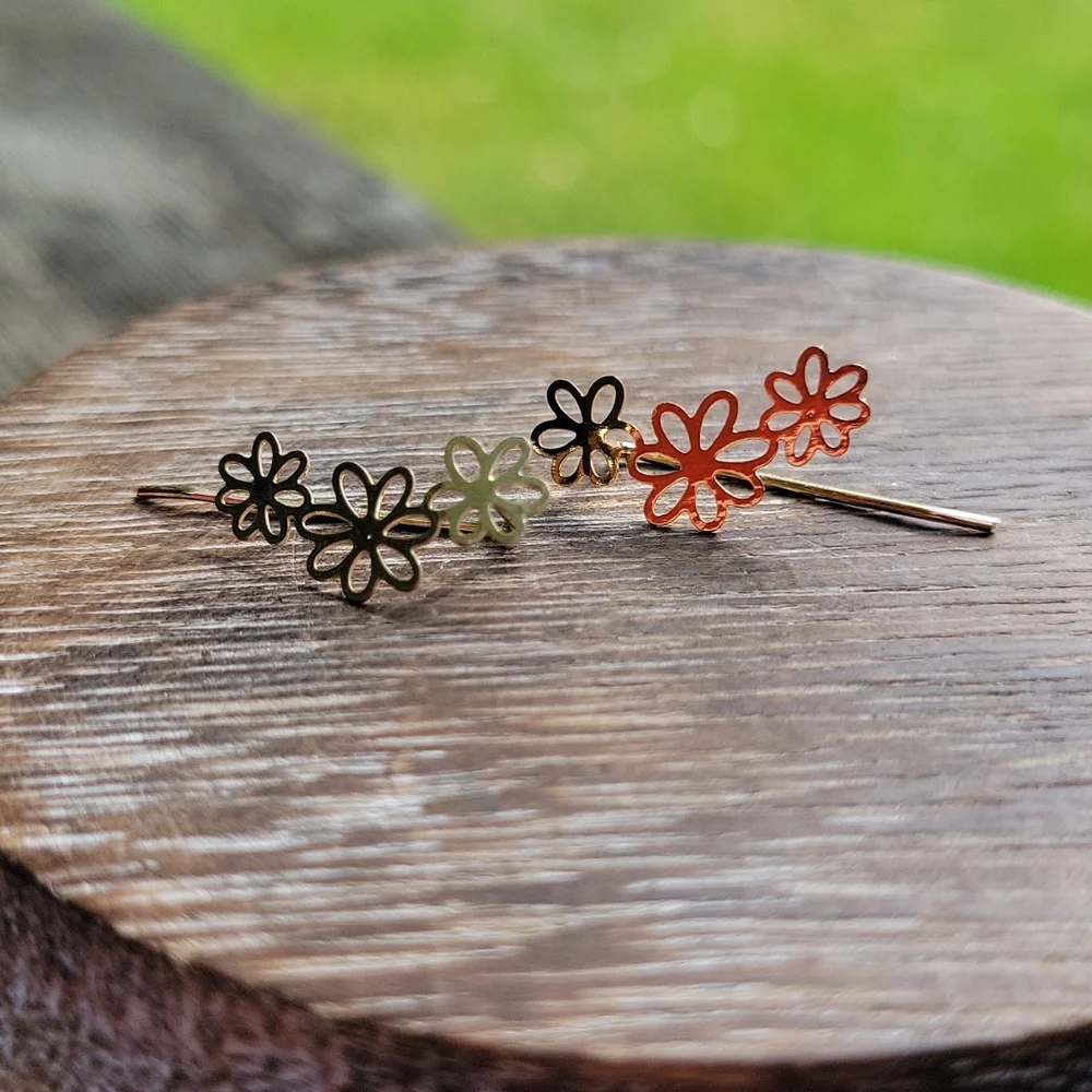 Hollow Cut Gold Daisy Loop Climbers - Picture 3 of 6